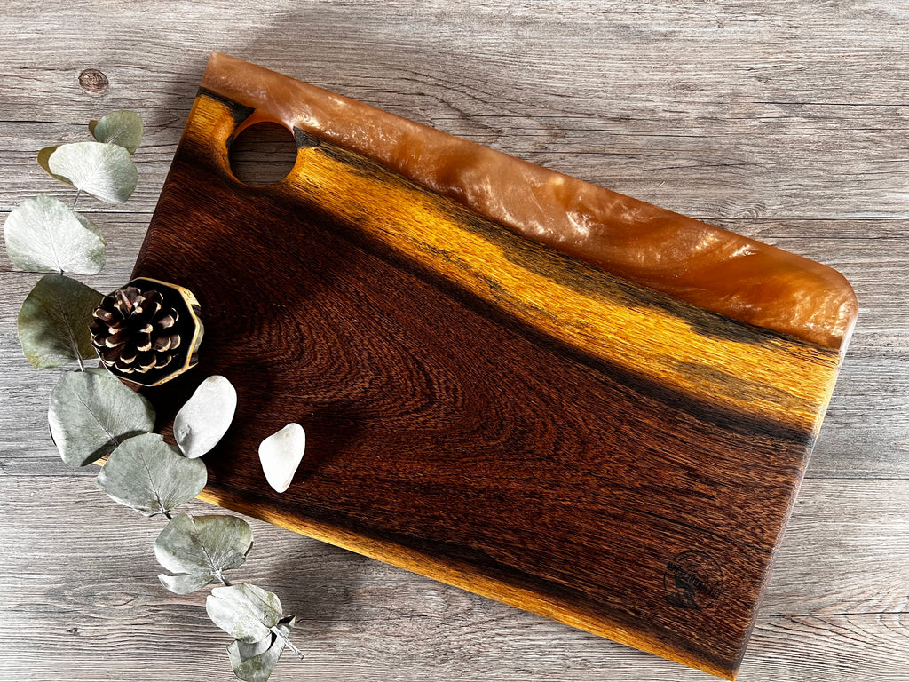 Tabla de cocina de madera panga-panga con epoxi dorado