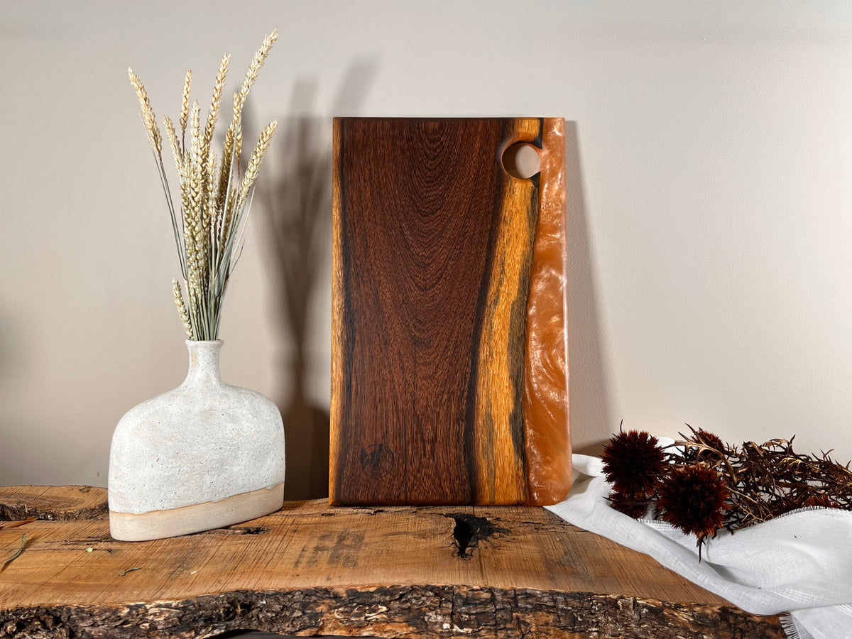 Tabla de cocina de madera panga-panga con epoxi dorado