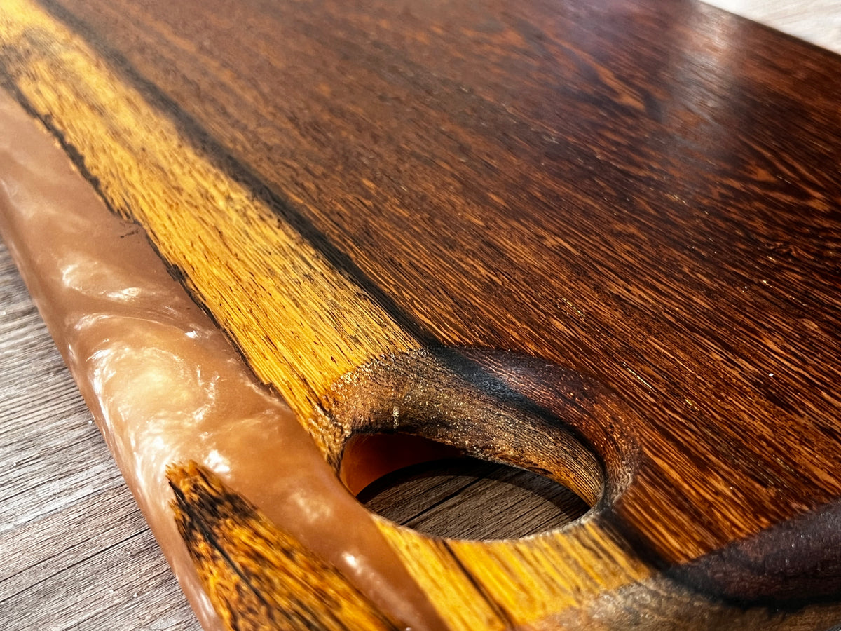 Tabla de cocina de madera de panga-panga con epoxi dorado