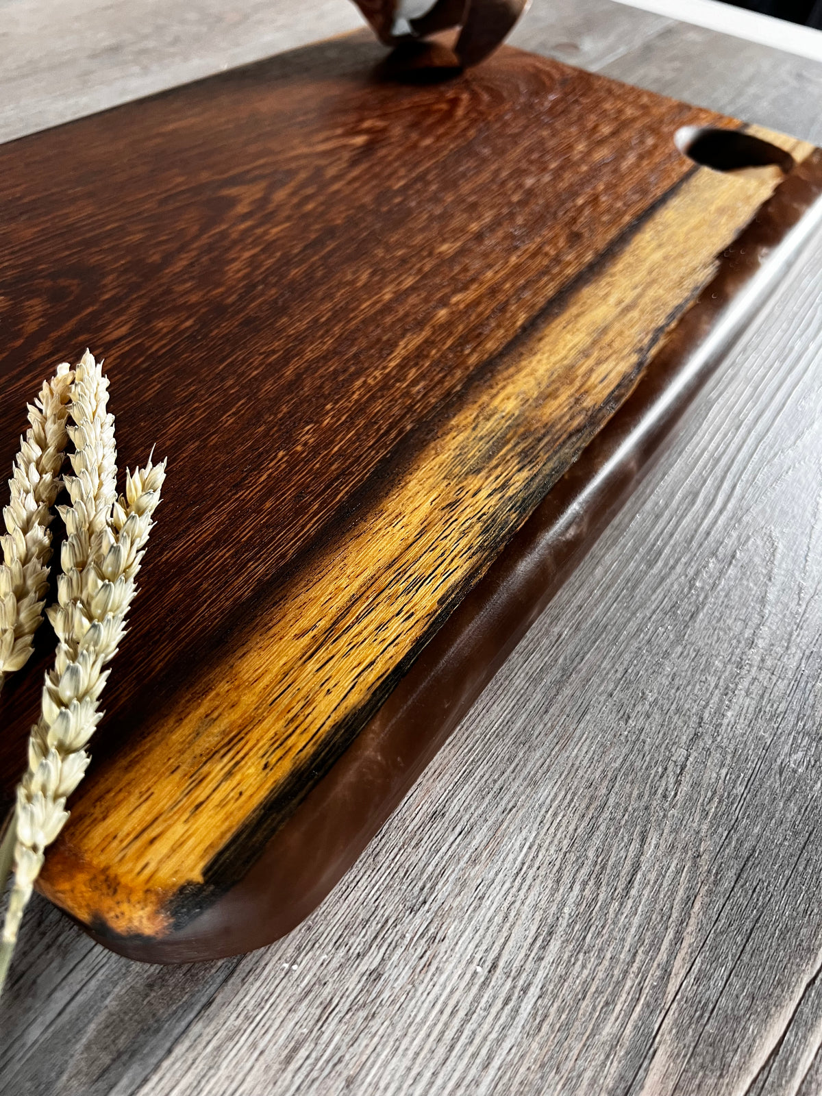 Tabla de cocina de madera de panga-panga con epoxi dorado