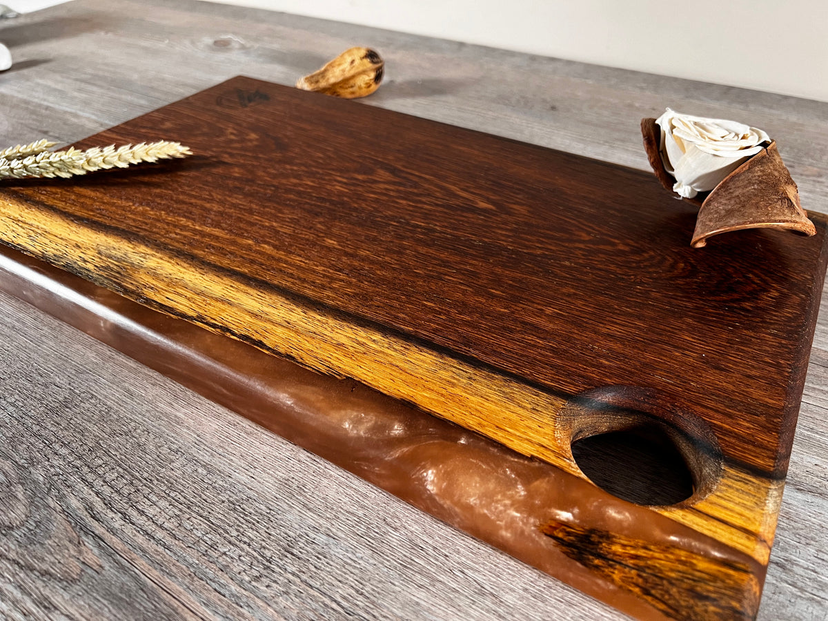 Tabla de cocina de madera de panga-panga con epoxi dorado