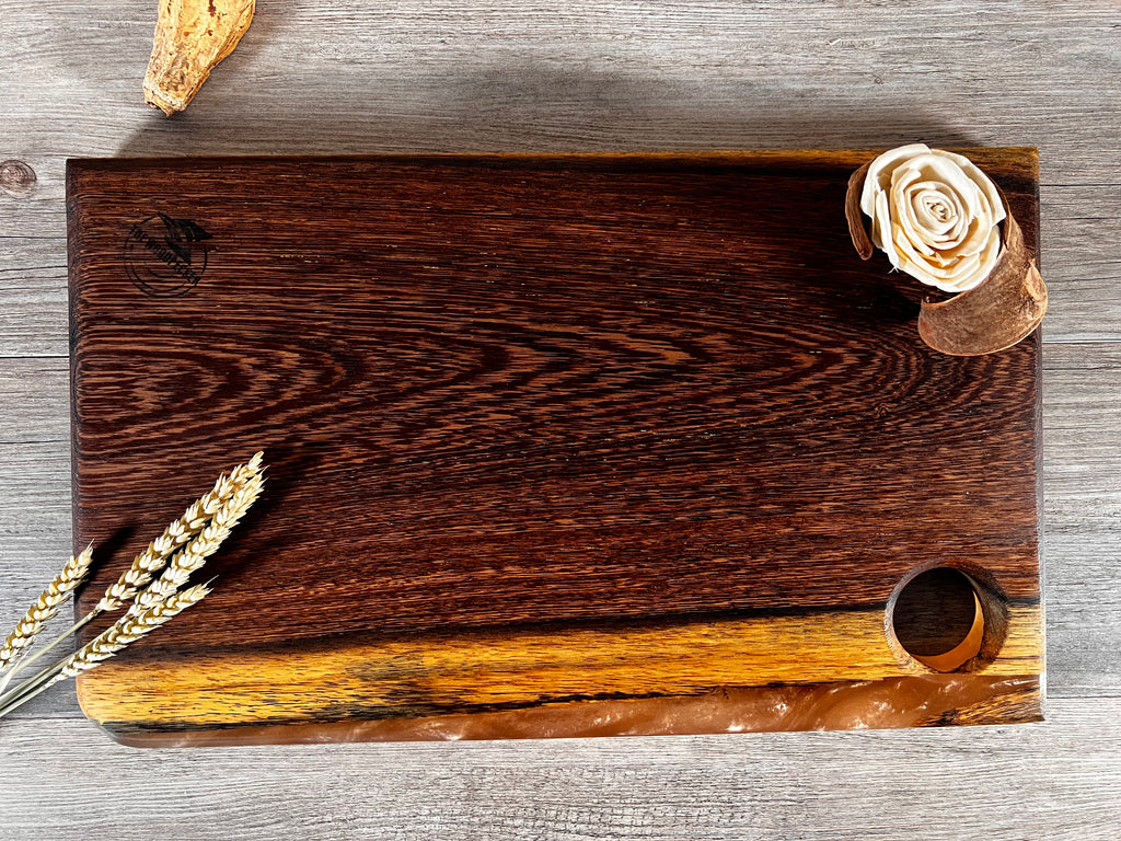 Tabla de cocina de madera de panga-panga con epoxi dorado