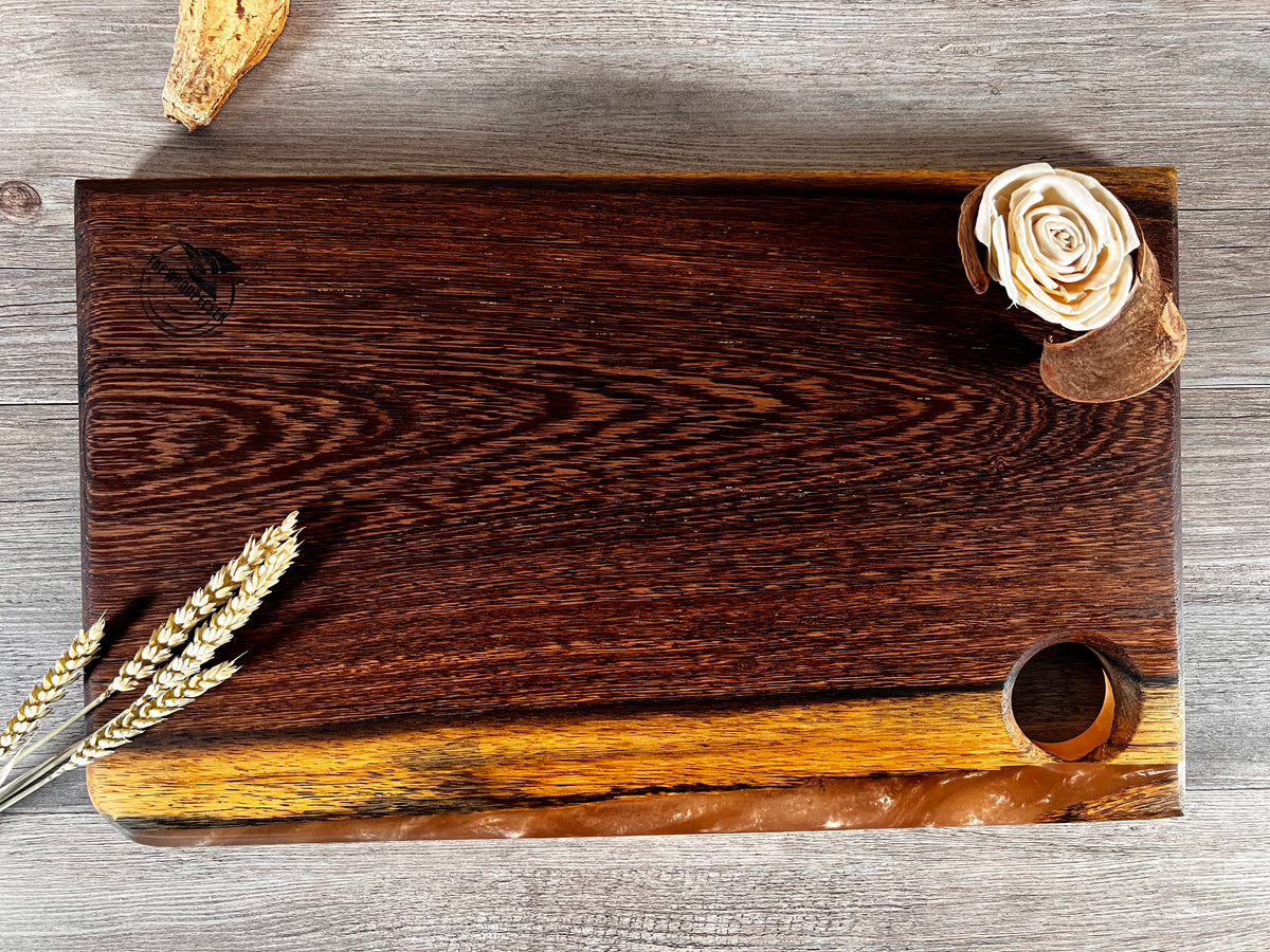 Tabla de cocina de madera de panga-panga con epoxi dorado