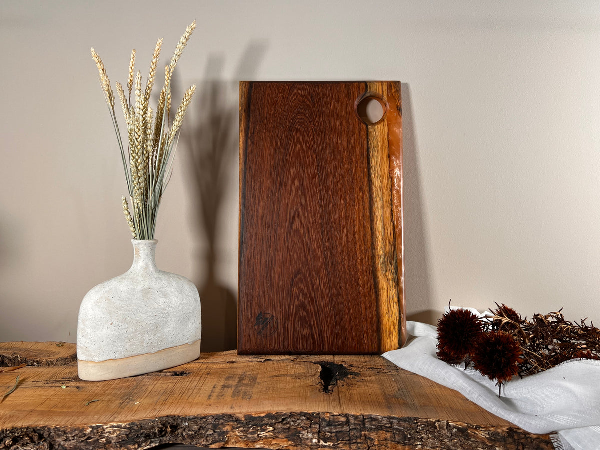 Tabla de cocina de madera de panga-panga con epoxi dorado