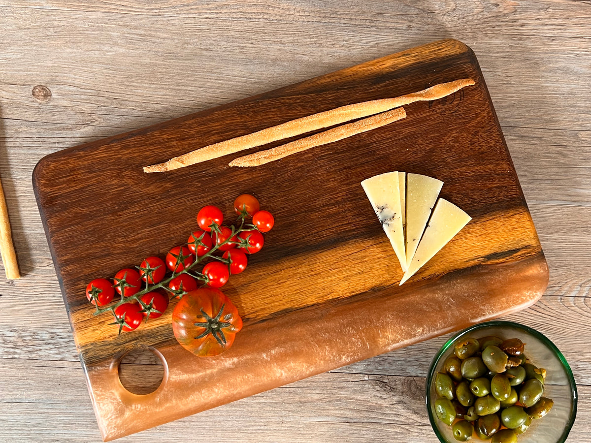Tabla de cocina de madera de panga-panga con epoxi dorado