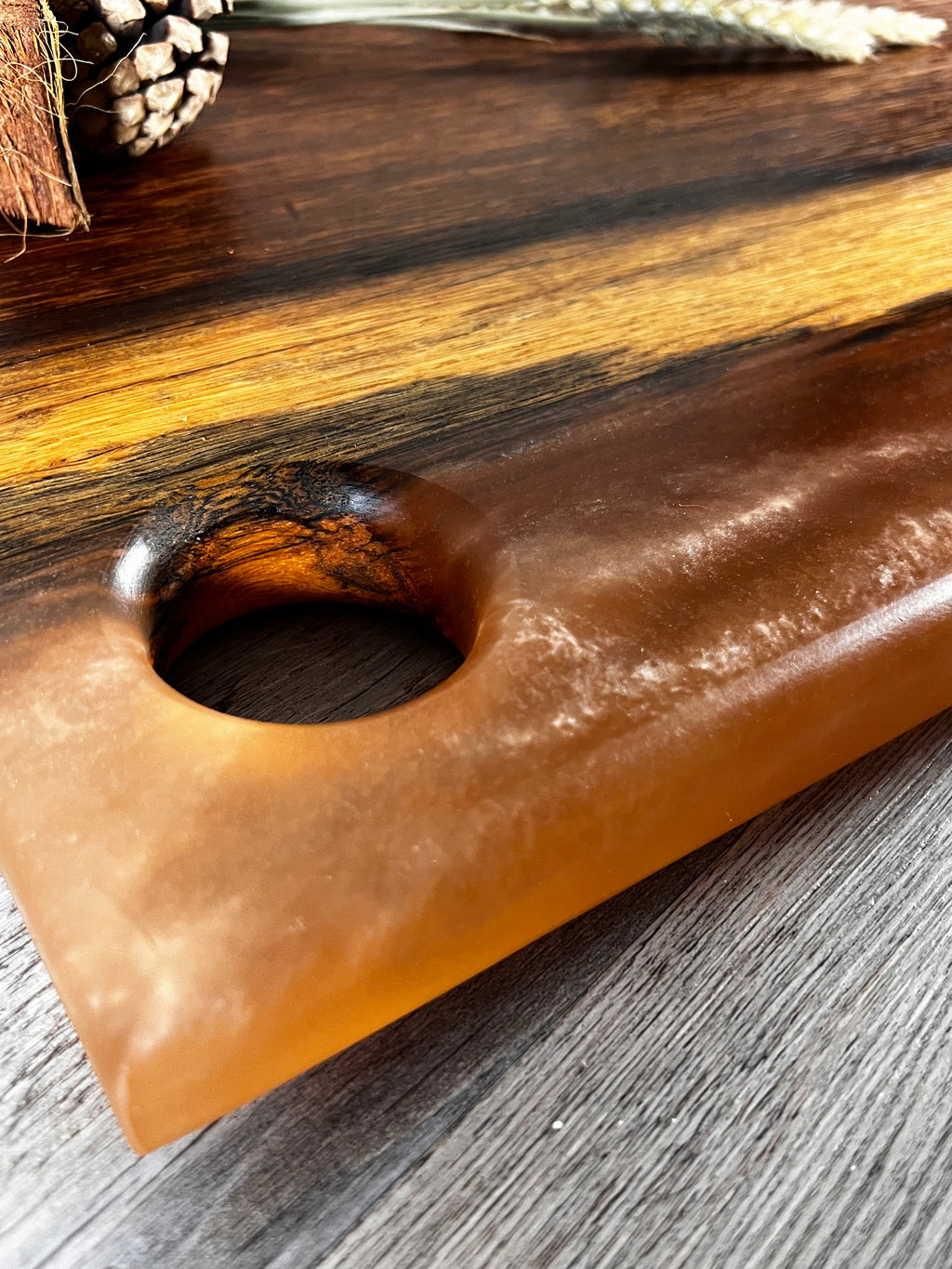 Tabla de cocina de madera de panga-panga con epoxi dorado
