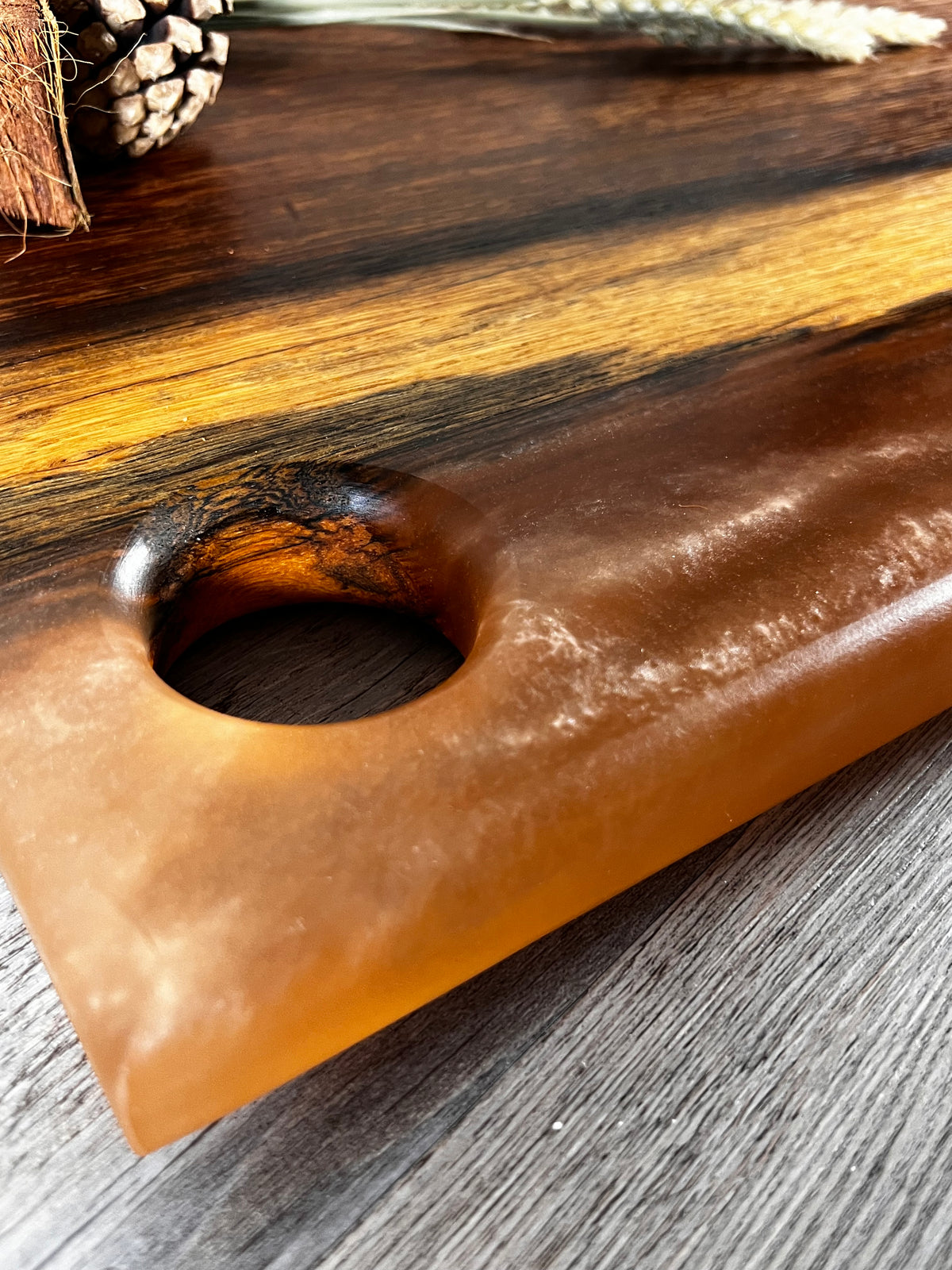 Tabla de cocina de madera de panga-panga con epoxi dorado