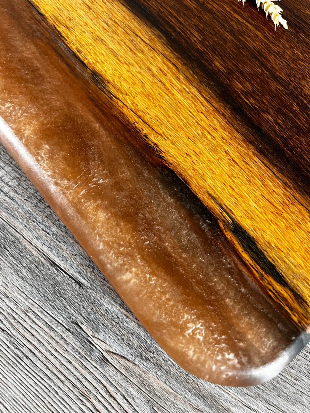 Tabla de cocina de madera de panga-panga con epoxi dorado