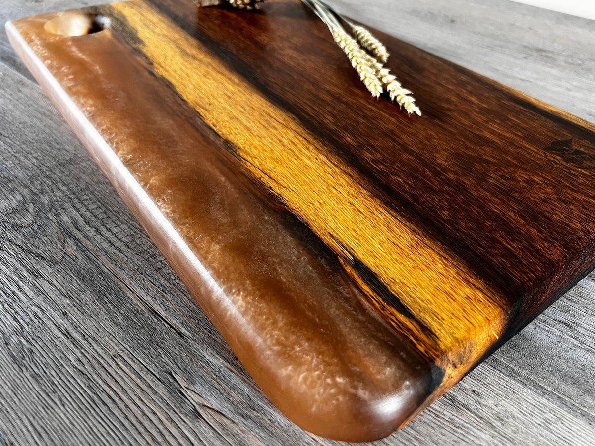 Tabla de cocina de madera de panga-panga con epoxi dorado