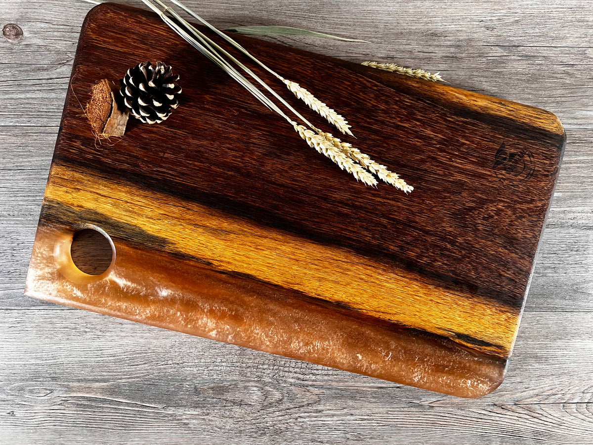 Tabla de cocina de madera de panga-panga con epoxi dorado