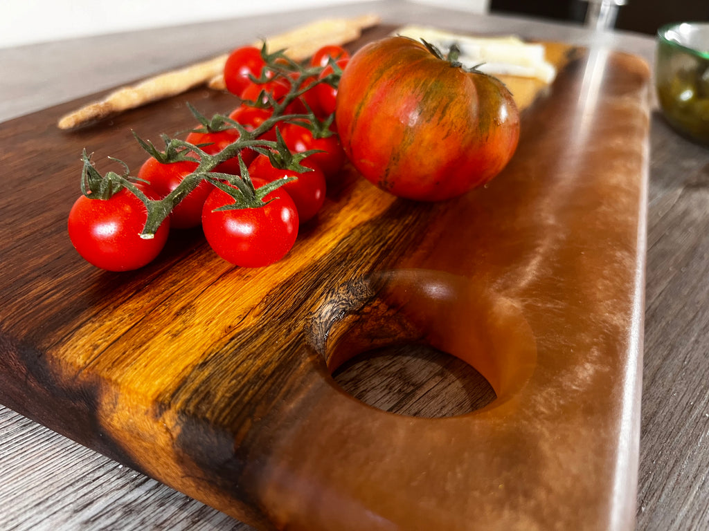 Tabla de cocina de madera de panga-panga con epoxi dorado