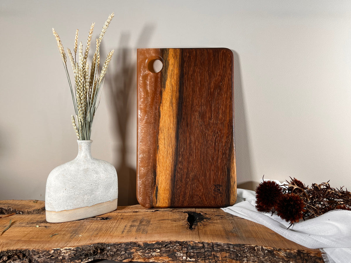 Tabla de cocina de madera de panga-panga con epoxi dorado