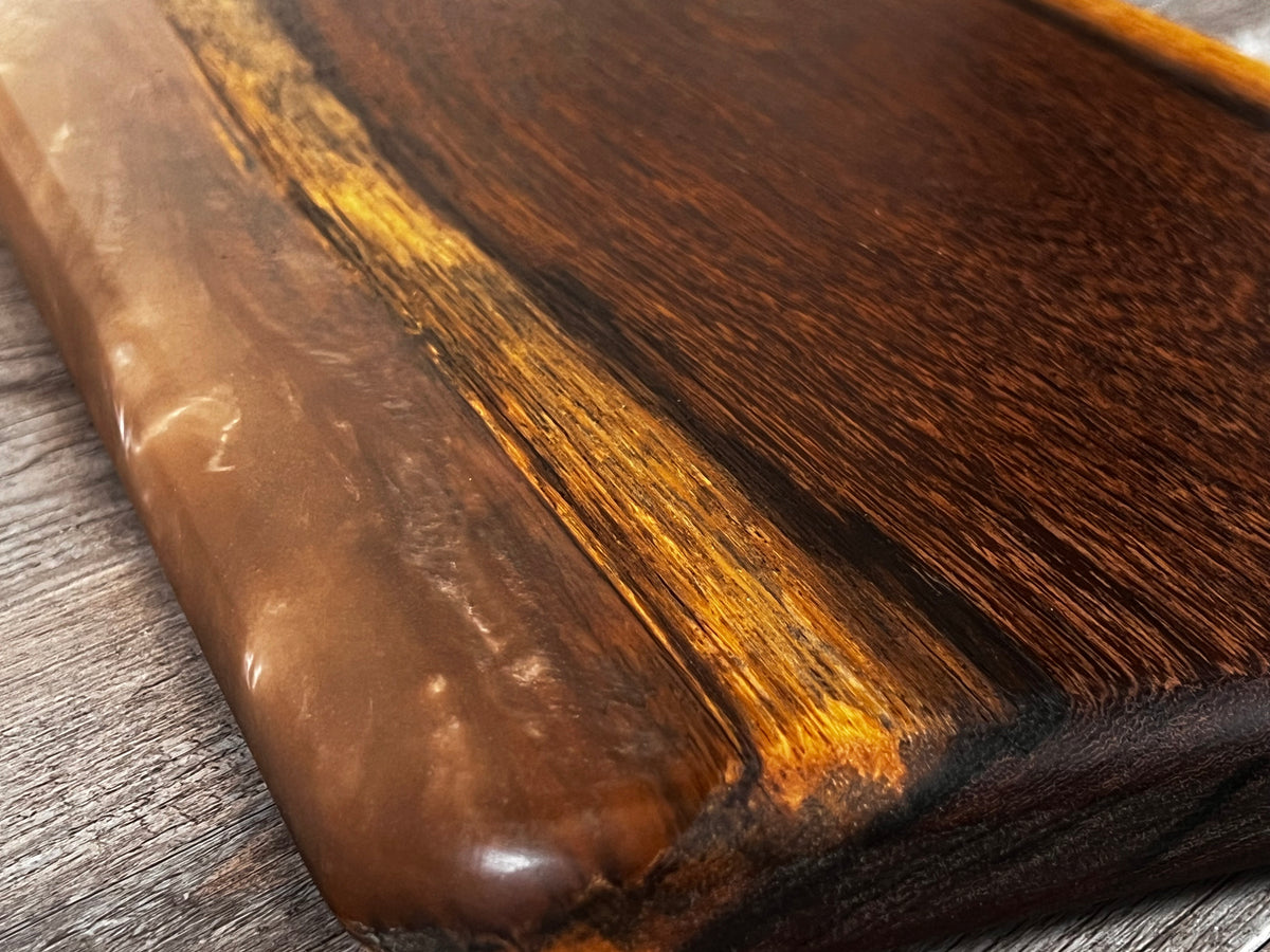 Tabla de cocina de madera de panga-panga con epoxi dorado