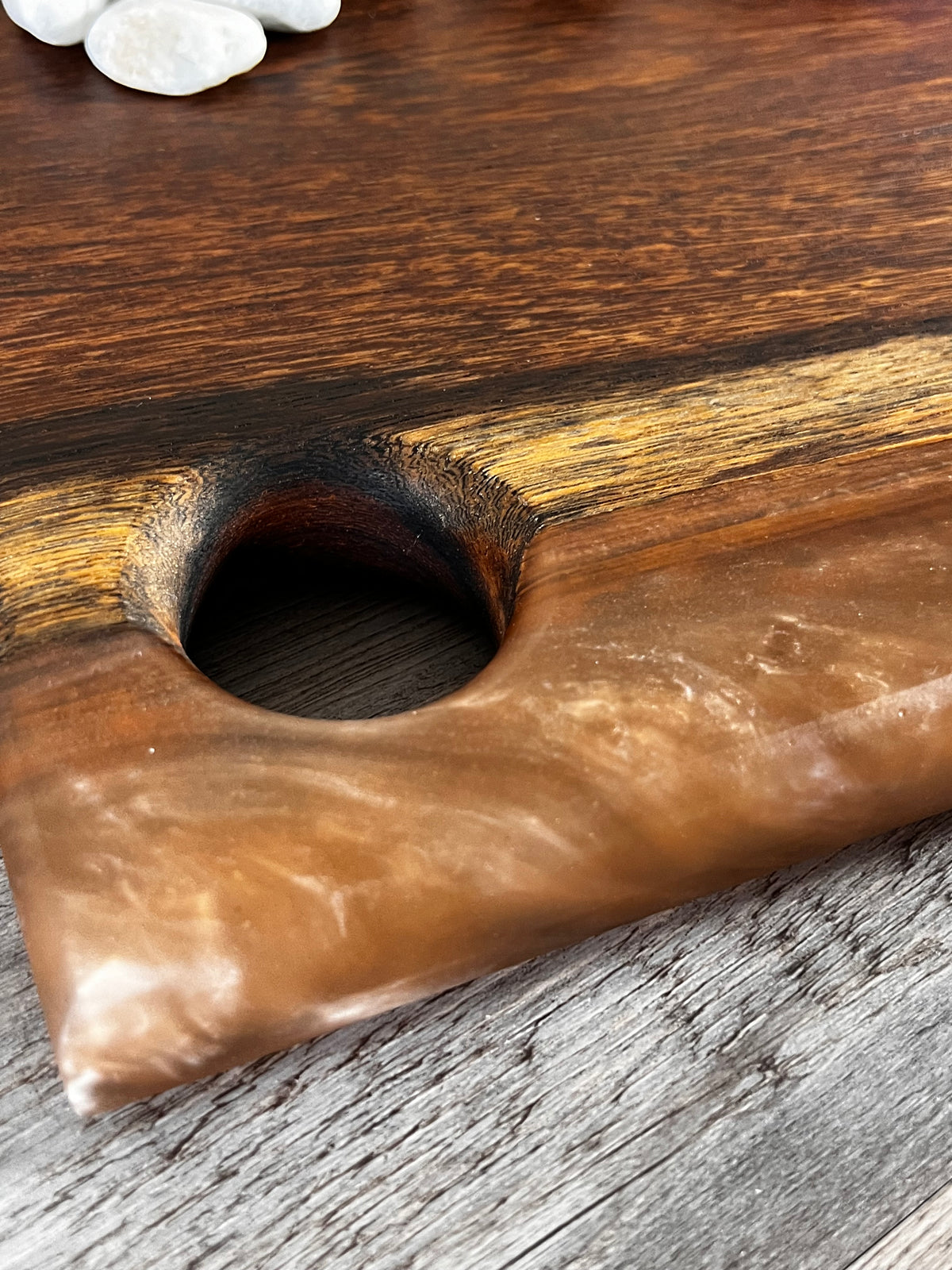 Tabla de cocina de madera de panga-panga con epoxi dorado