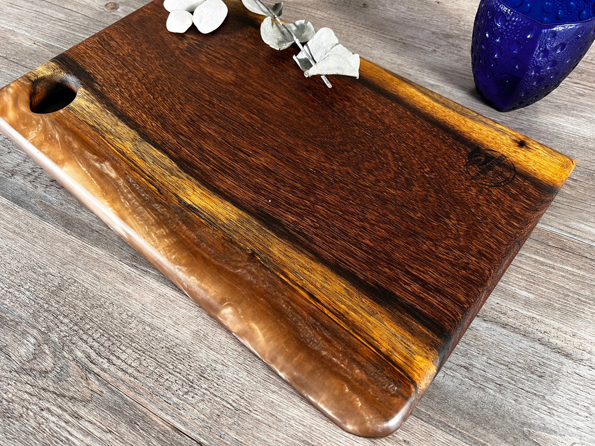 Tabla de cocina de madera de panga-panga con epoxi dorado