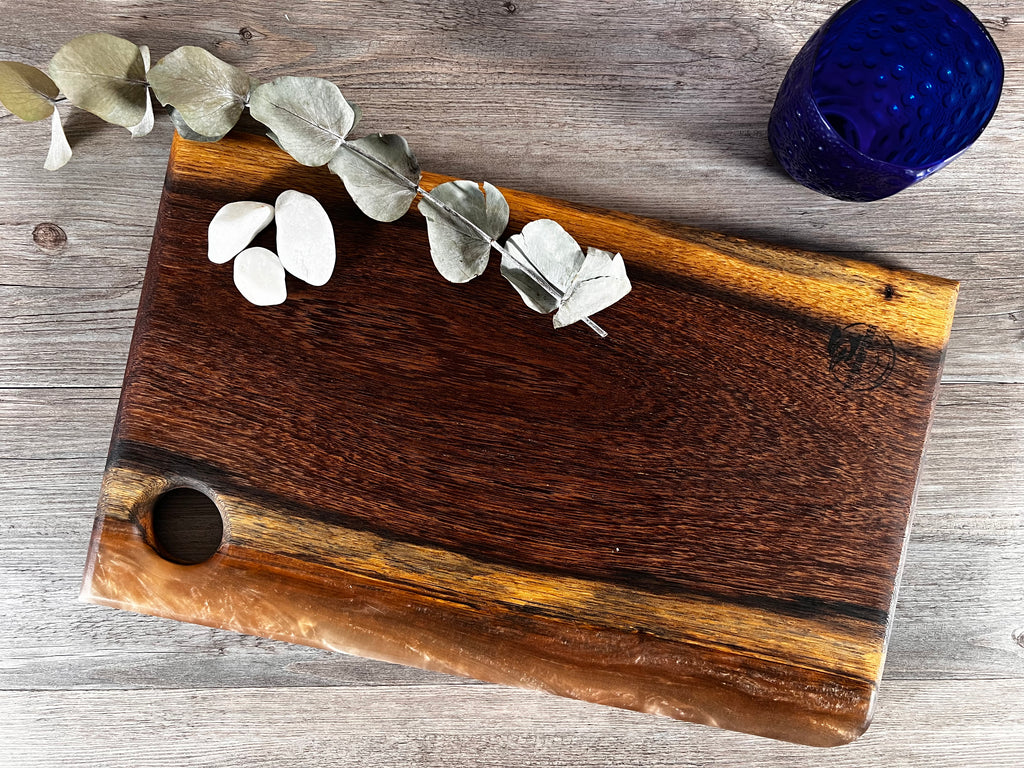 Tabla de cocina de madera de panga-panga con epoxi dorado