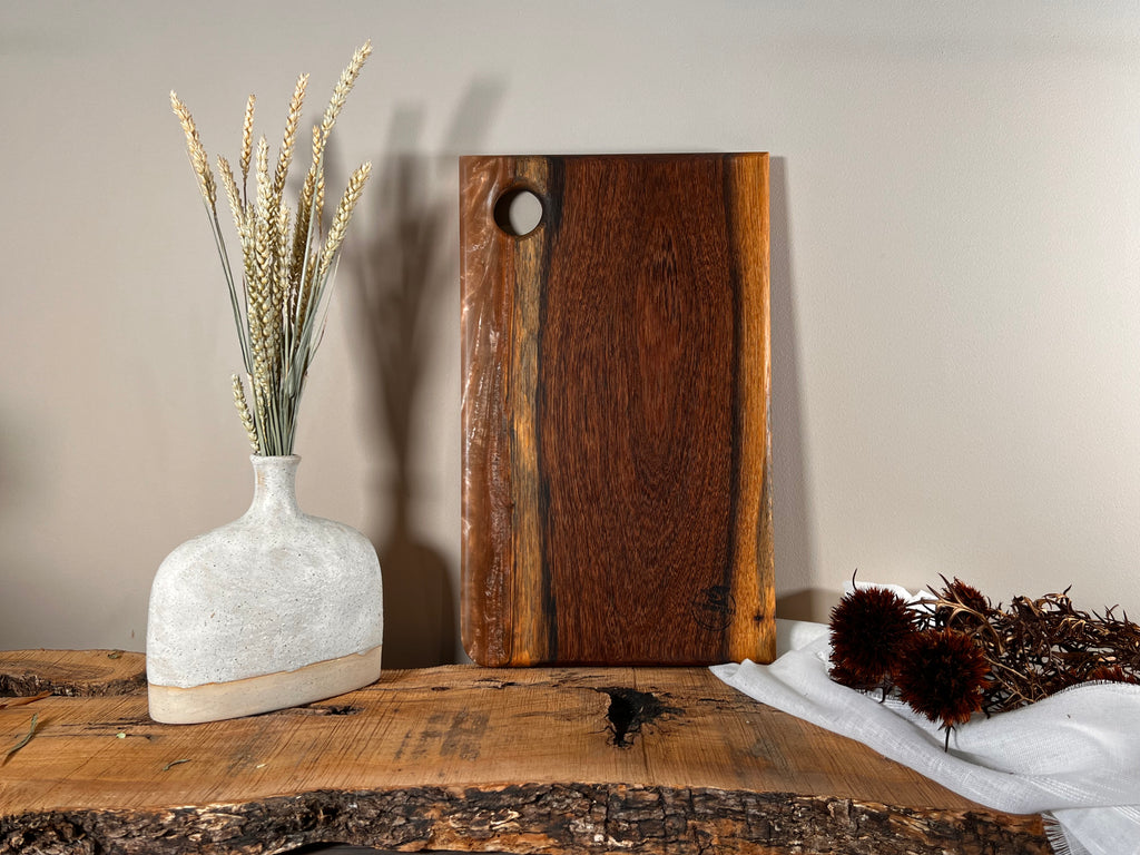 Tabla de cocina de madera de panga-panga con epoxi dorado