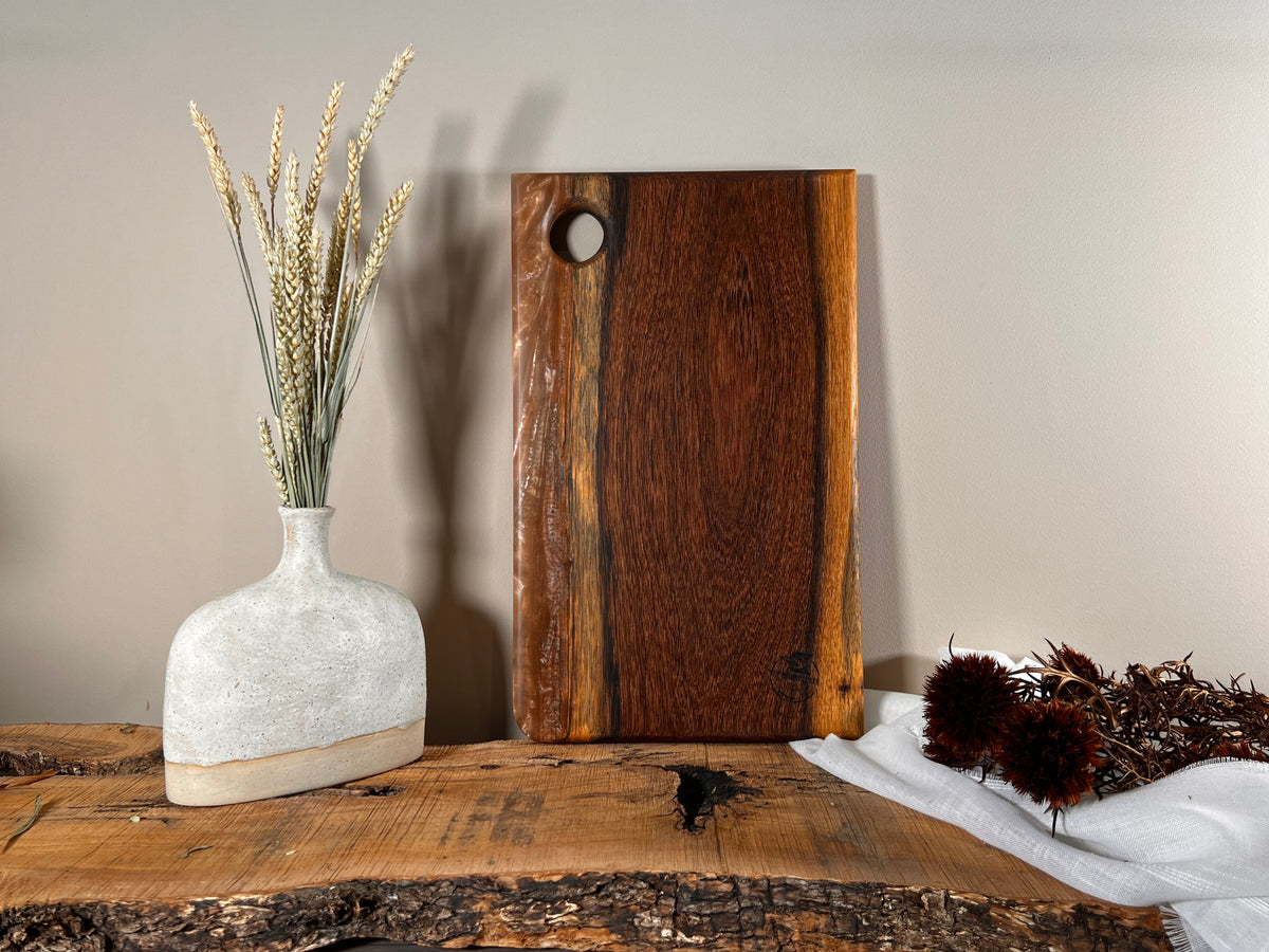 Tabla de cocina de madera de panga-panga con epoxi dorado