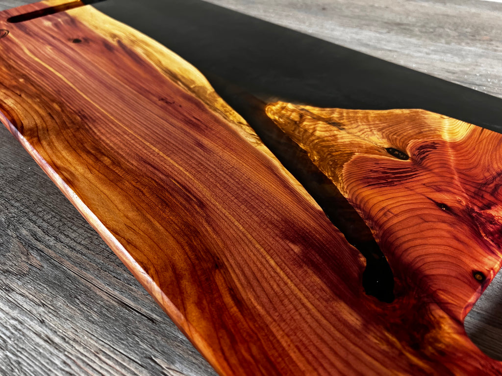 Tabla de cocina de madera de enebro con epoxi negro