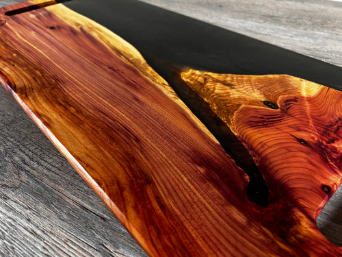 Tabla de cocina de madera de enebro con epoxi negro