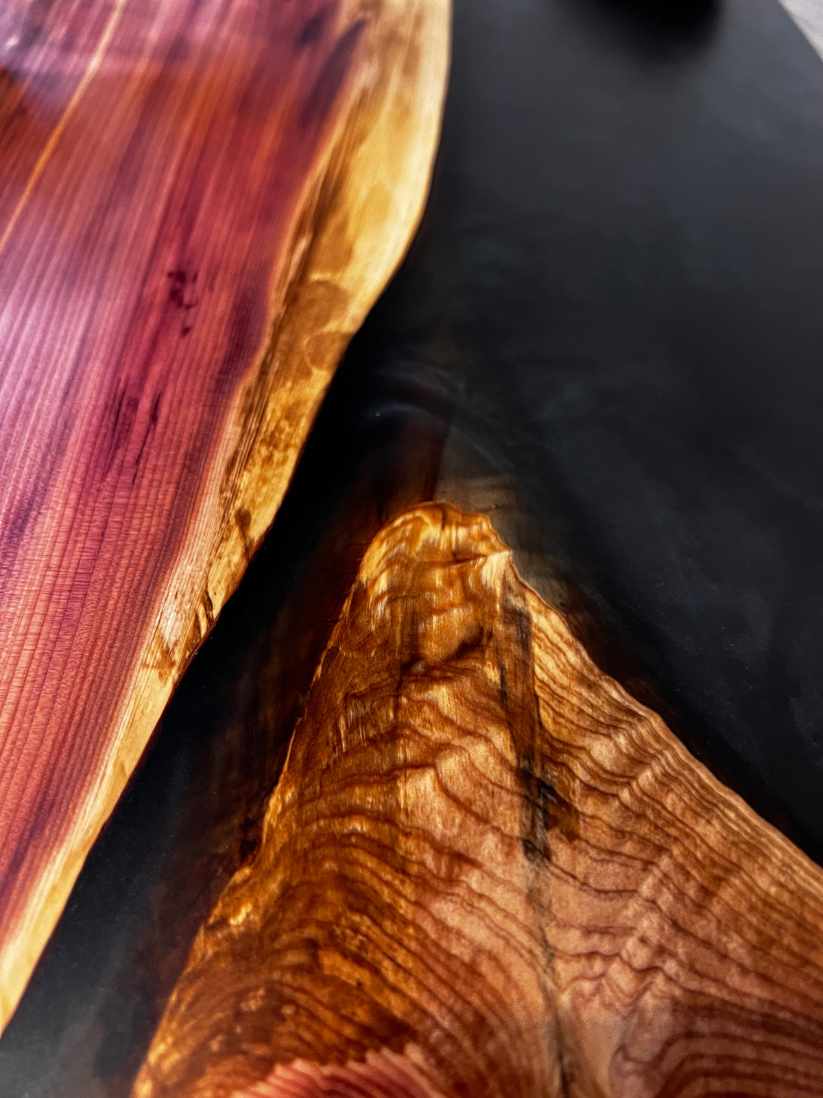 Tabla de cocina de madera de enebro con epoxi negro