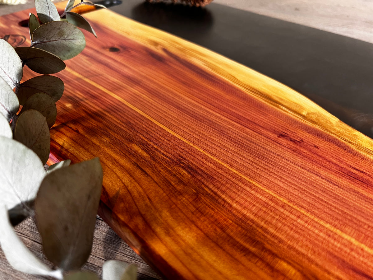 Tabla de cocina de madera de enebro con epoxi negro