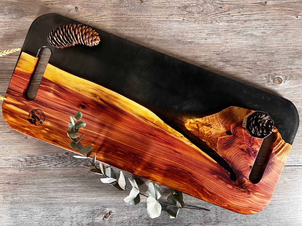 Tabla de cocina de madera de enebro con epoxi negro