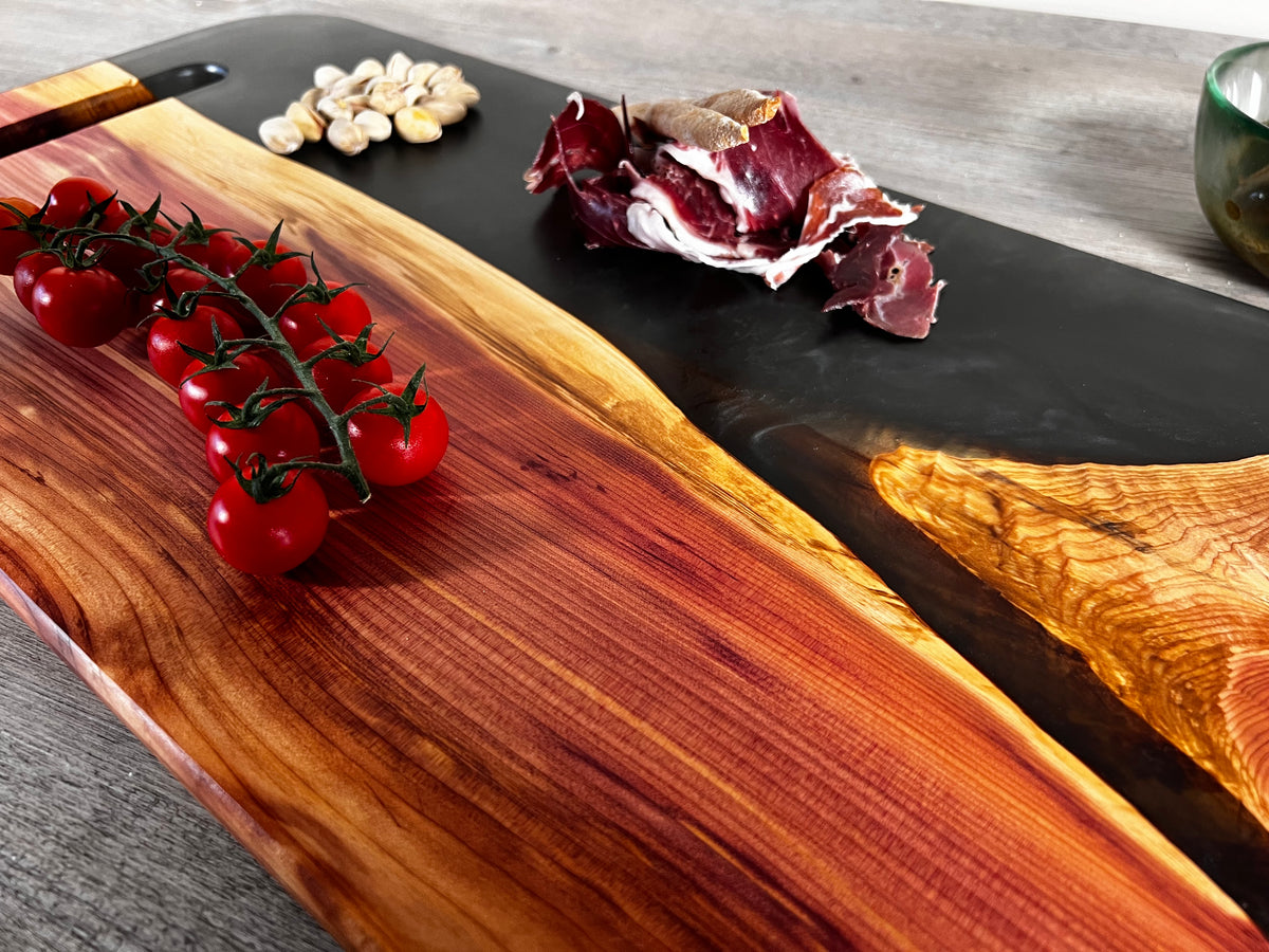 Tabla de cocina de madera de enebro con epoxi negro