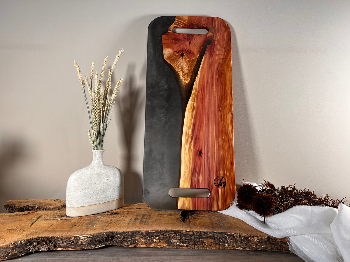Tabla de cocina de madera de enebro con epoxi negro