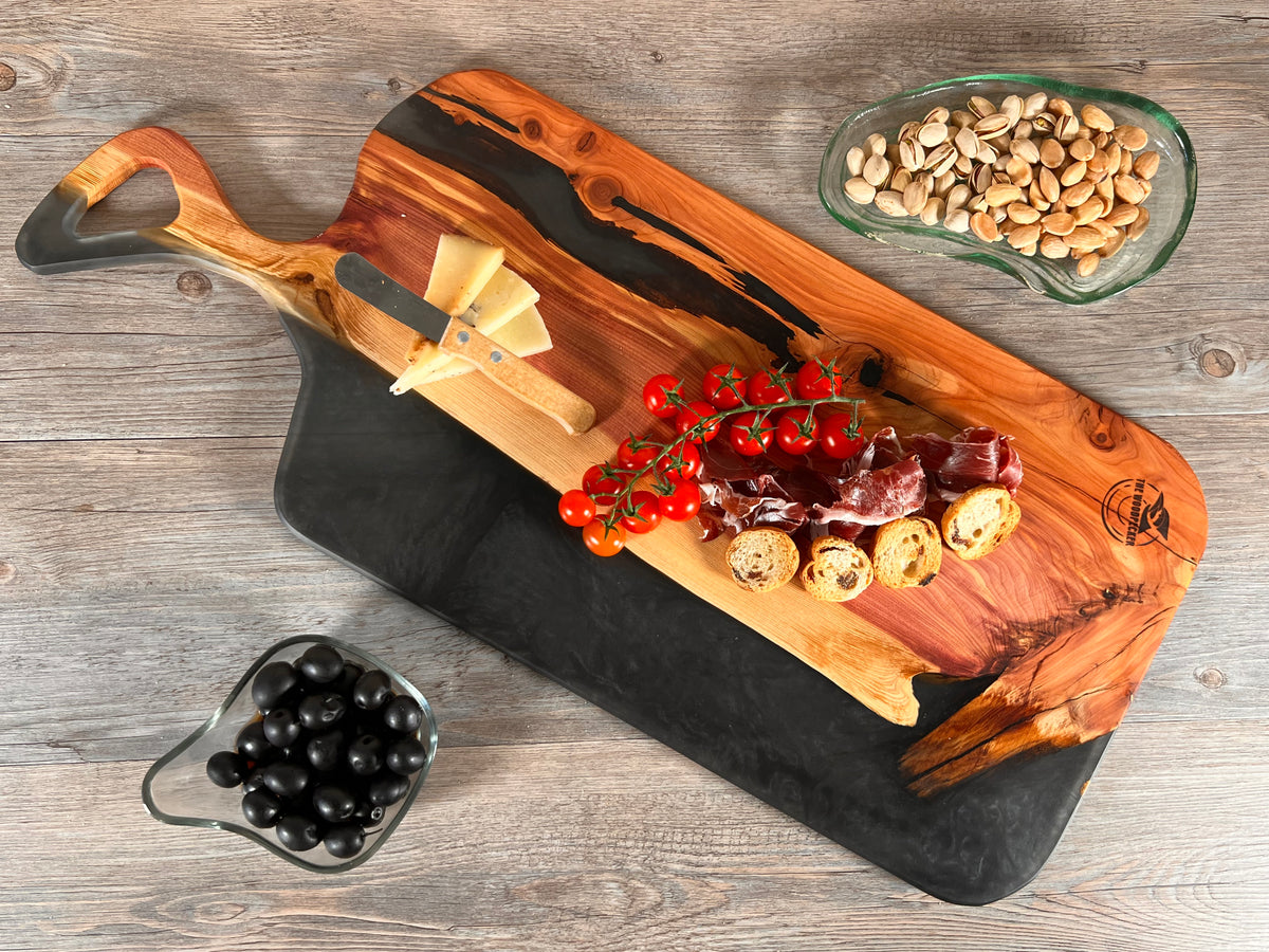 Tabla de cocina de madera de enebro con epoxi negro