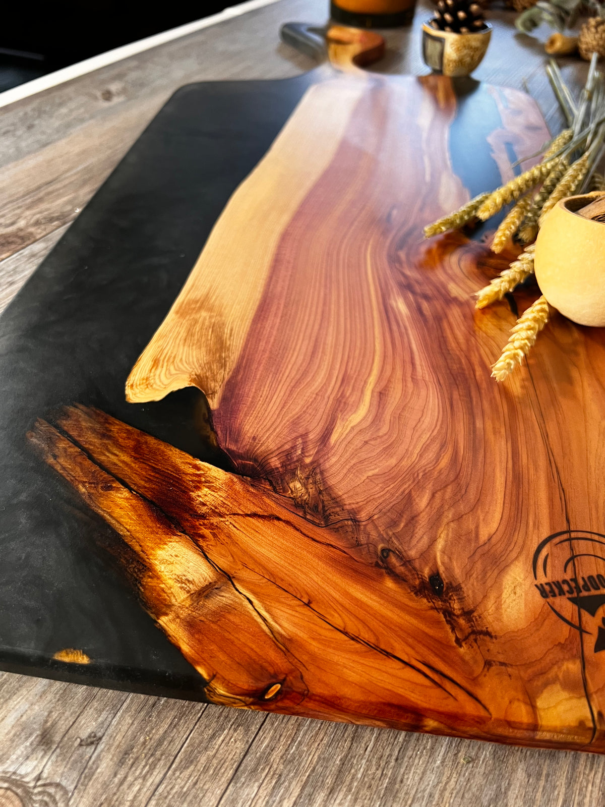 Tabla de cocina de madera de enebro con epoxi negro