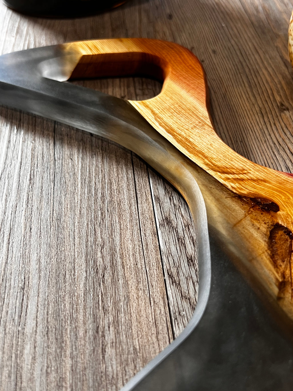 Tabla de cocina de madera de enebro con epoxi negro