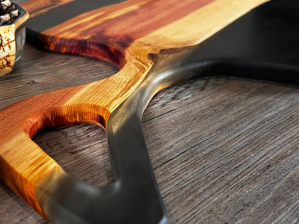 Tabla de cocina de madera de enebro con epoxi negro