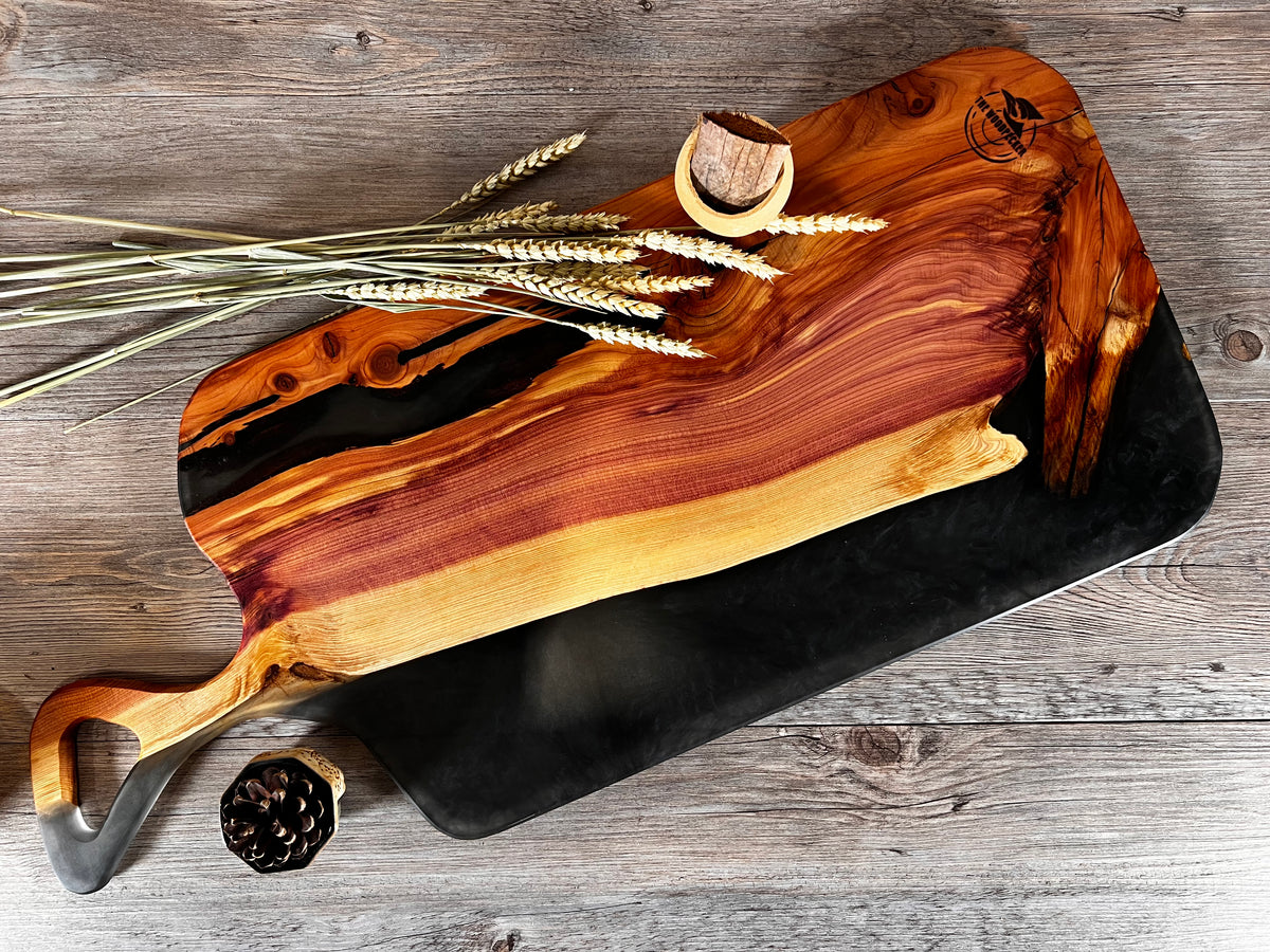Tabla de cocina de madera de enebro con epoxi negro
