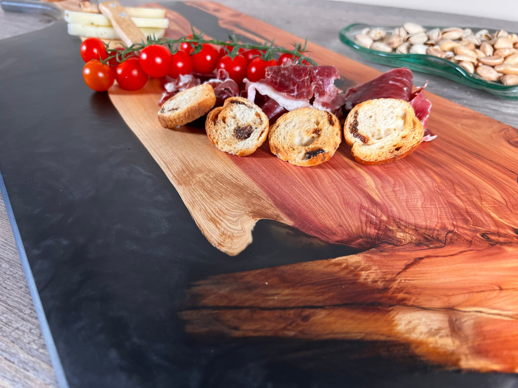 Tabla de cocina de madera de enebro con epoxi negro