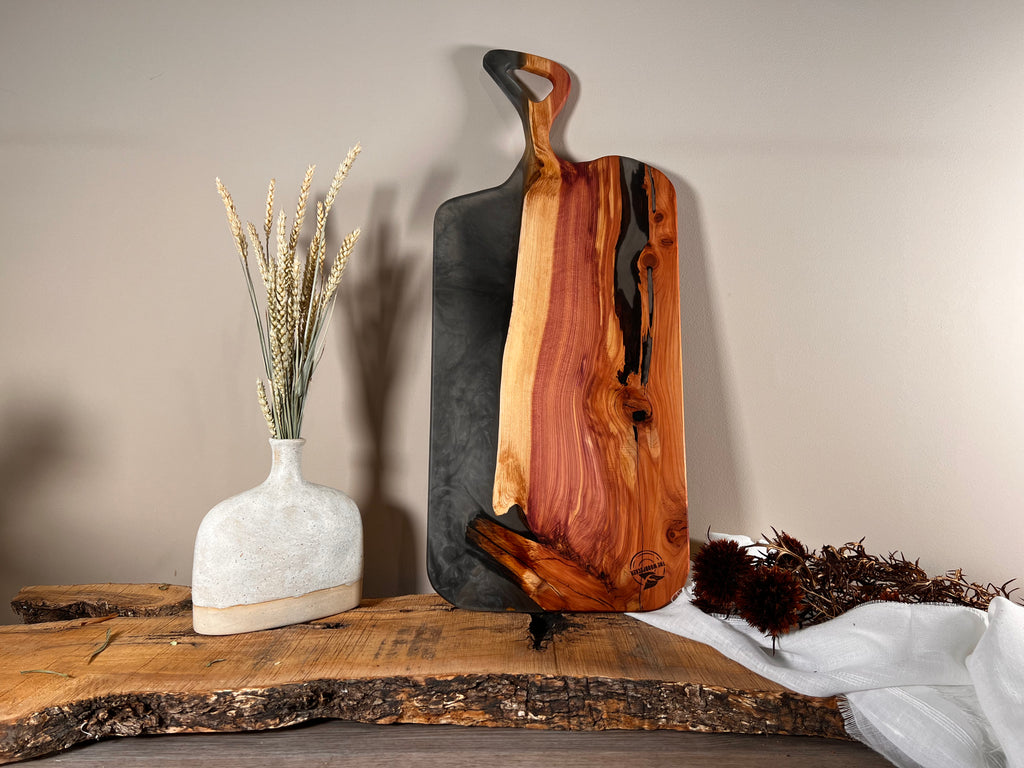 Tabla de cocina de madera de enebro con epoxi negro
