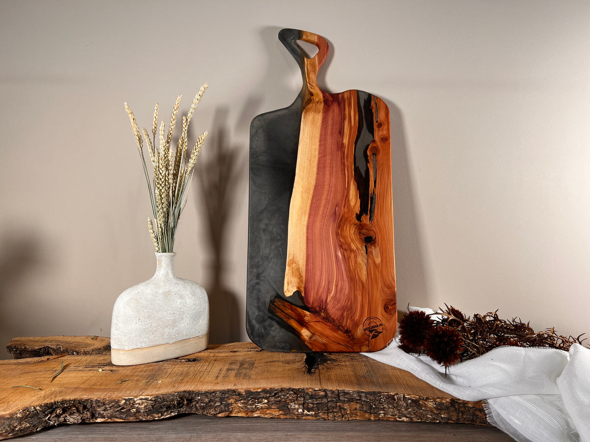 Tabla de cocina de madera de enebro con epoxi negro